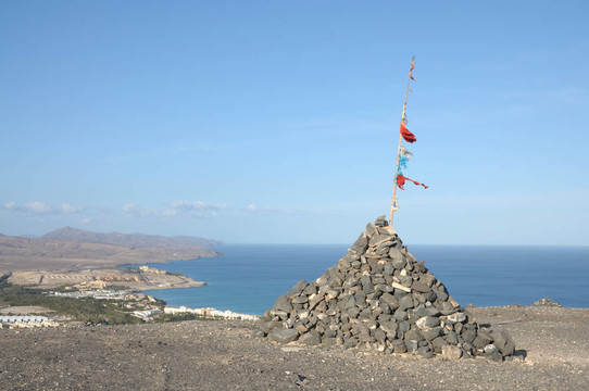 石頭金字塔頂部的卡爾瑪加那利島山；富埃特文圖拉島；西班牙