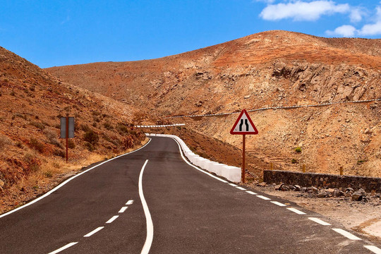 山區(qū)公路；富埃特文圖拉島。