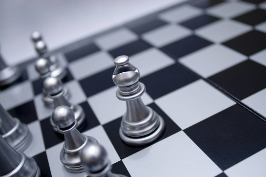 銀白色棋主教