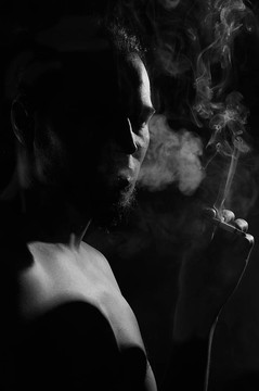 吸煙者的剪影