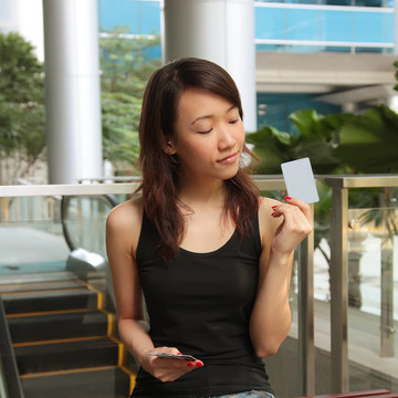 持有信用卡的婦女