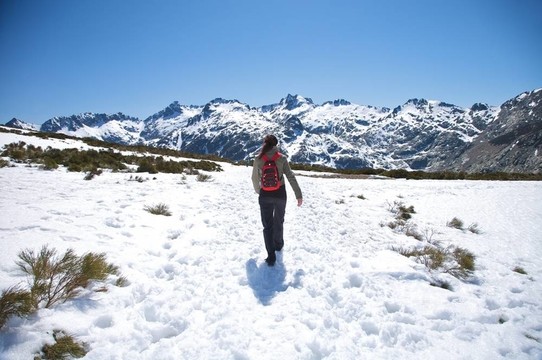 跋涉在西班牙的雪山