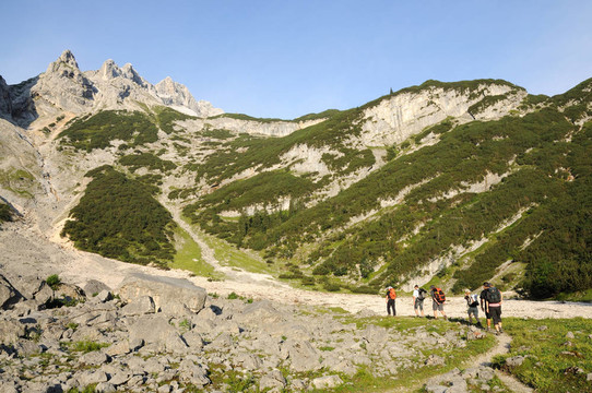 高山景觀的旅行者。德國的阿爾卑斯山脈；Reintal