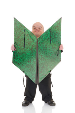 矮個子；小男服務員