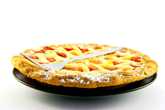 整個蘋果和Strawberry Pie用叉子