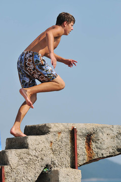 男孩跳海
