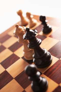棋背與白皇后面對(duì)面