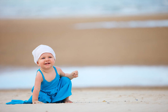 在海灘上的嬰兒