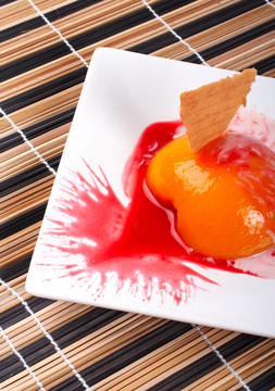 甜點(diǎn)和餅干和奶油桃；