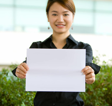 亞洲商業(yè)女子持空白紙