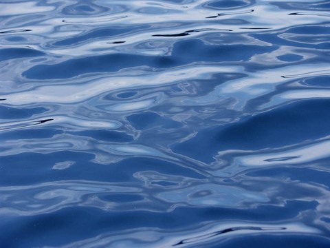 帶波浪的深藍(lán)色水