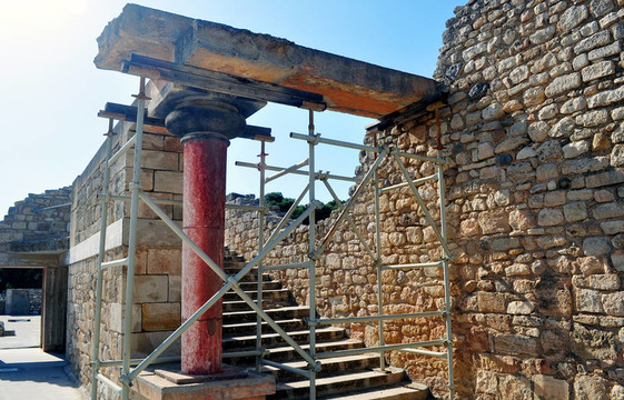 在克諾索斯遺址的重建工作。