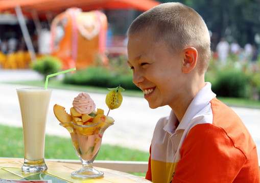 男孩和一個(gè)甜點(diǎn)