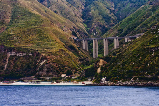 Hilly Coast橋