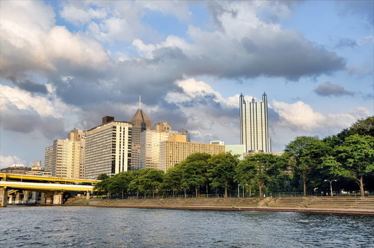 城市；匹茲堡；城市；建筑物；建筑；云；阿勒格尼