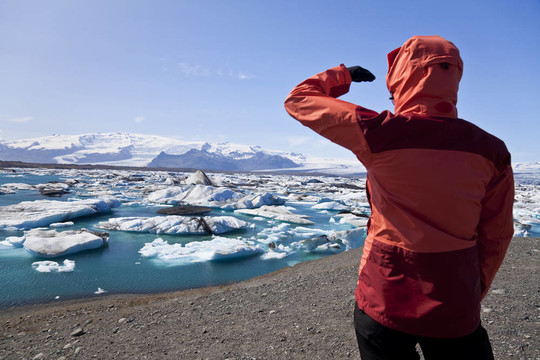 女性旅行者看著冰山瀉湖；jokulsarlon；法