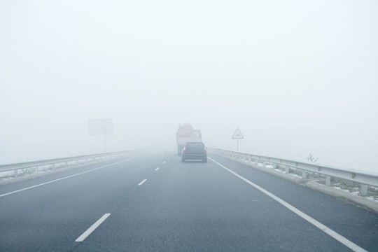 霧灰色的道路；汽車駛?cè)腱F中