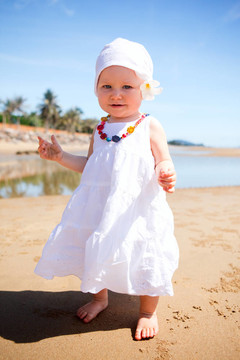 在海灘上的嬰兒