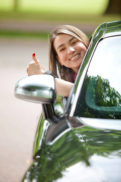 汽車(chē)?yán)锏呐? style=