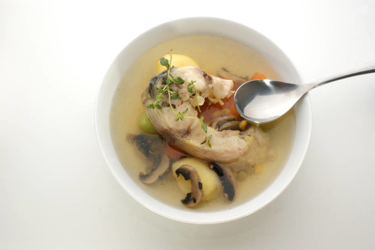 蘑菇湯配新鮮有機(jī)蔬菜