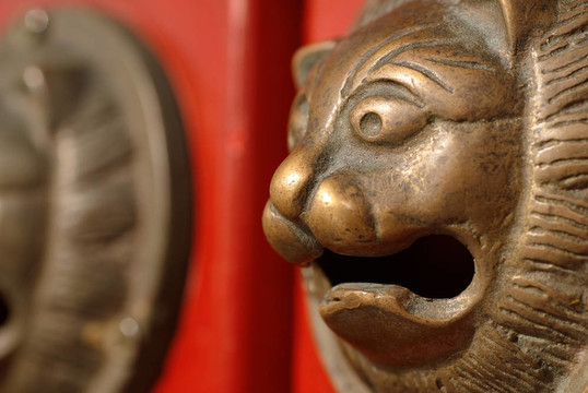 中國(guó)裝飾在紅門上