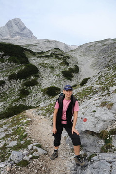 在阿爾卑斯山的女登山者。