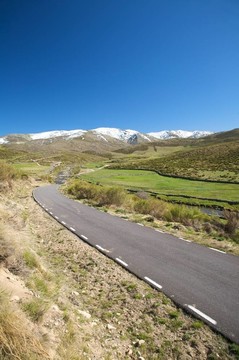 道路與雪山景觀