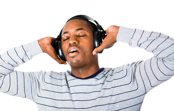 年輕的成年人聽音樂