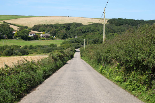 在康沃爾狹窄的英語國家的道路；英國。