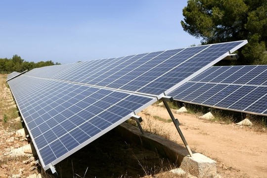 Mediterranean上連續(xù)排列的太陽(yáng)能電池板