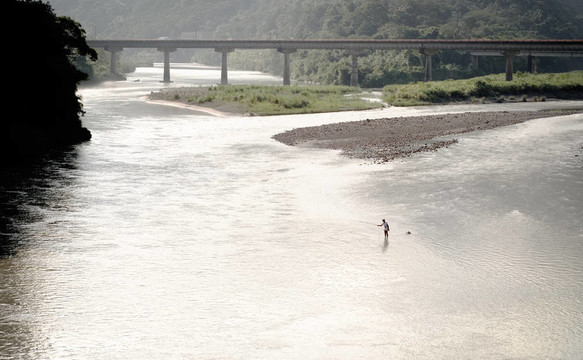 河流景觀與人釣魚