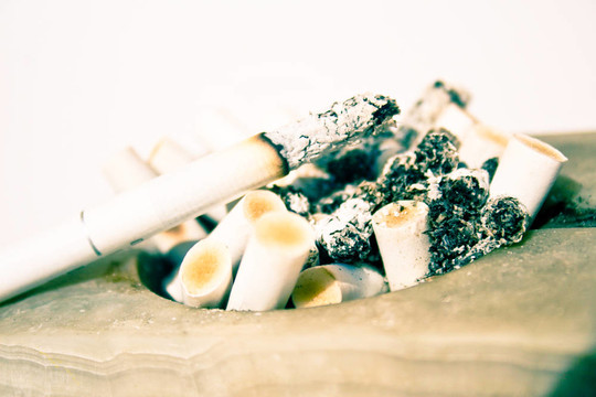 滿煙灰缸