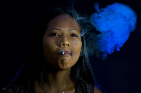 漂亮的女人吸煙