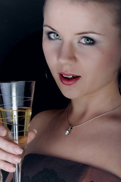美麗的金發(fā)與香檳酒杯。