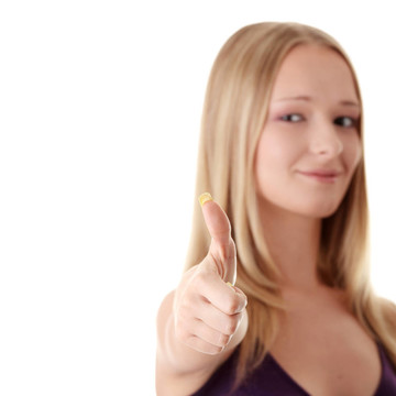 漫不經(jīng)心的女人笑著豎起大拇指