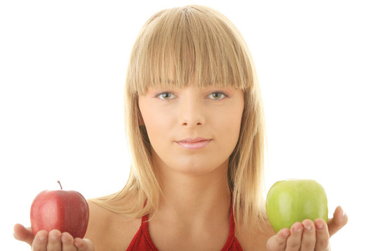 年轻的金发女人，红苹果和绿苹果
