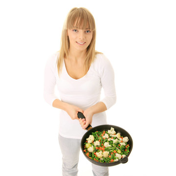 年輕婦女烹飪食品