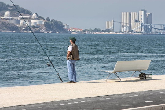 男人在河里釣魚