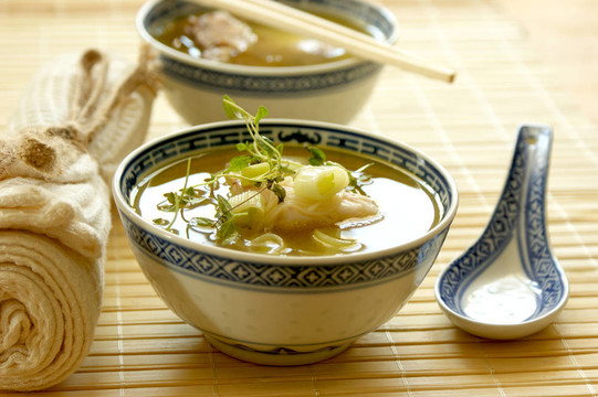 面條和草藥的亞洲魚(yú)湯