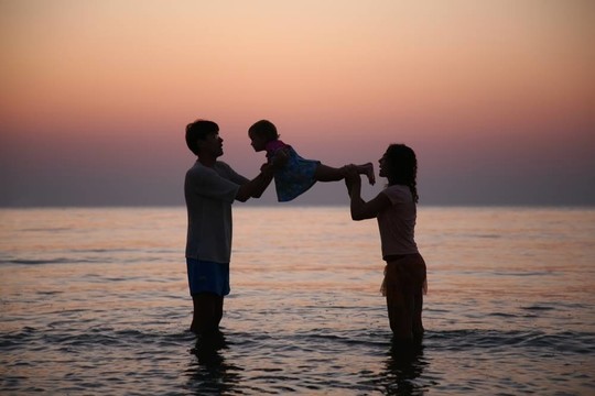 夕陽中的家庭