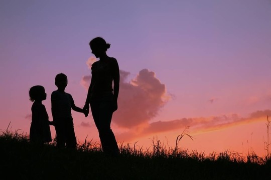 夕陽母親剪影與孩子