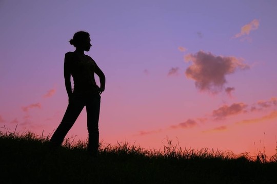 夕陽下的女人剪影