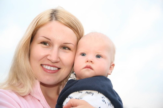 年輕的女人與嬰兒