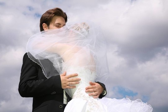 未婚夫和新娘親吻的背景云彩