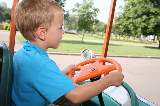 男孩在玩具車2