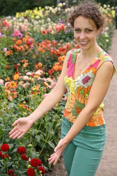 年輕的女人和花