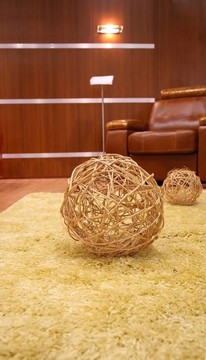 毛皮地毯上的草球
