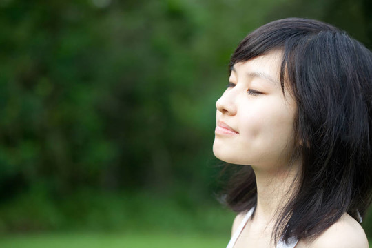 美麗的亞洲女孩在戶外享受