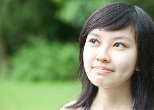 美麗的亞洲女孩在戶外做白日夢(mèng)