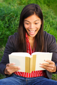 興奮的女人讀一本書(shū)